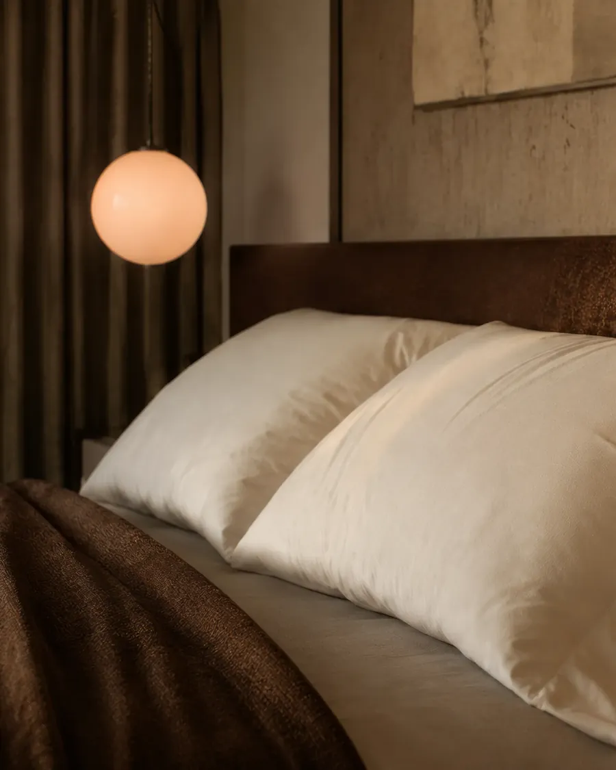מיטה בחדר השינה